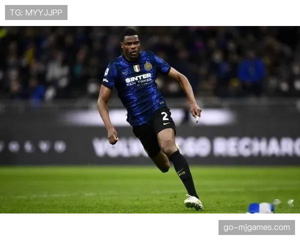 特写镜头:国米球员邓弗里斯在错失一次绝佳传中机会后的沮丧反应